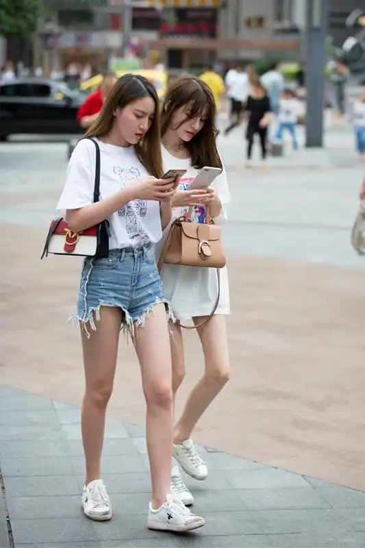 街拍,同样的衣服,不同的人穿上效果都不一样,都是颜值惹的祸底裤
