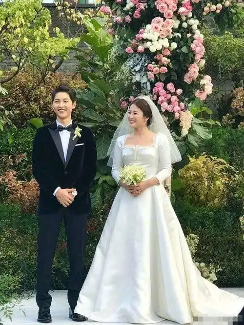 宋慧乔离婚后偶遇宋仲基,主动挽起对方,宋仲基竟狠心推开她
